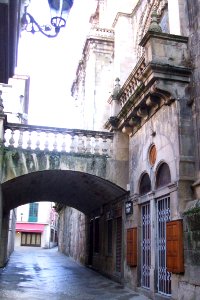 Orense - Catedral, pasaje callejero junto lado oeste