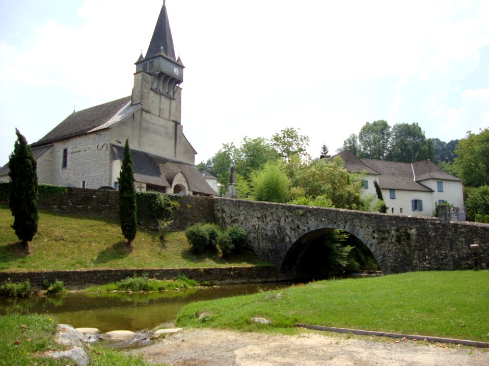 Ordiarp (Pyr-Atl, Fr) Le pont pieton sur l'Arangorena vers l'eglise