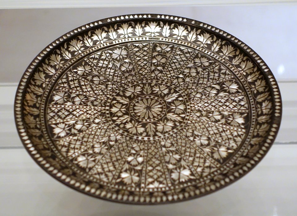 Ornamented plate, Deccan, 17th-18th century, black metal inlaid with silver - Ethnological Museum, Berlin - DSC01560