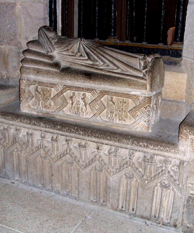 Orense - Catedral, sepulcro en la nave del Evangelio