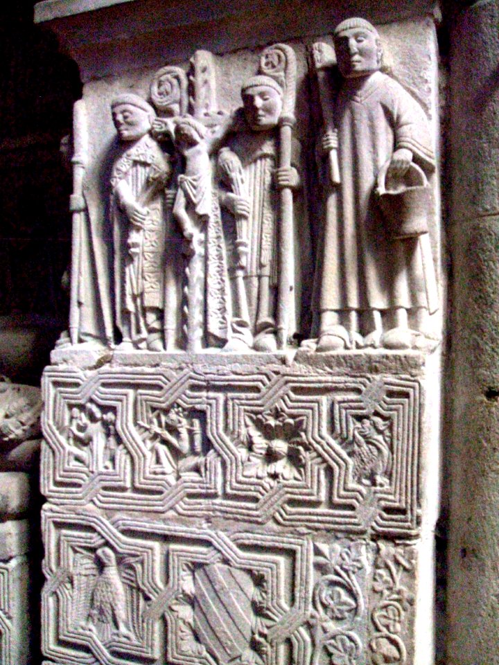 Orense - Catedral , sepulcro de obispo en la Capilla Mayor 2