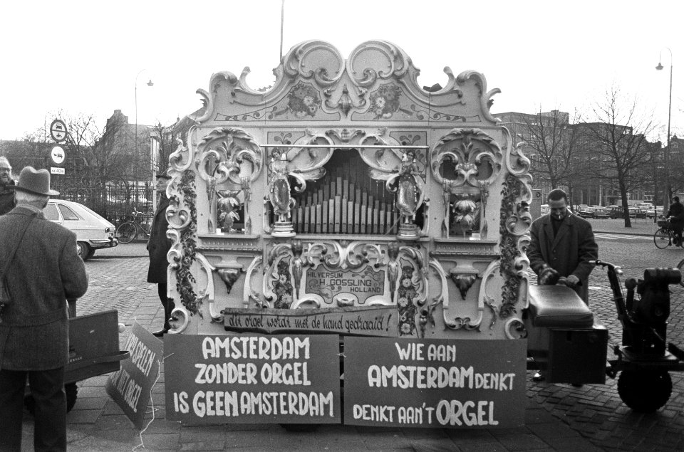 Orgeldraaiers protesteren in Amsterdam, orgel met protestborden, Bestanddeelnr 925-3223