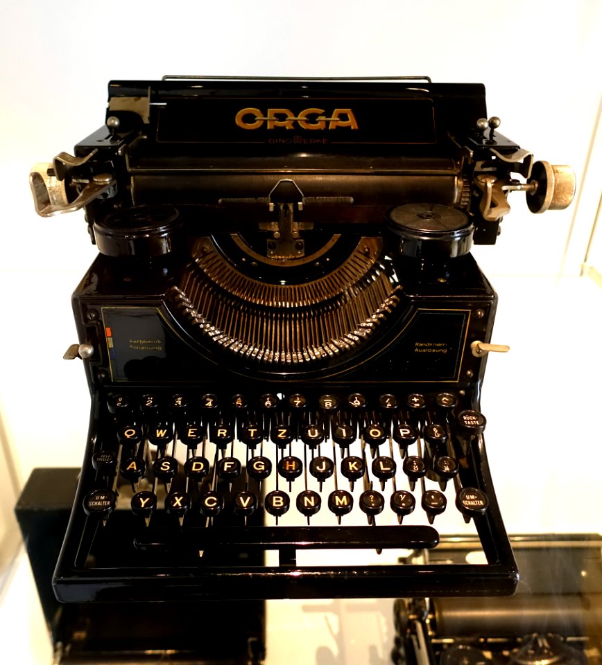 ORGA-Standard typewriter, Orga-Bing-Werke AG, Nuremberg, 1921-1922, sheet iron, steel, rubber - Germanisches Nationalmuseum - Nuremberg, Germany - DSC02395