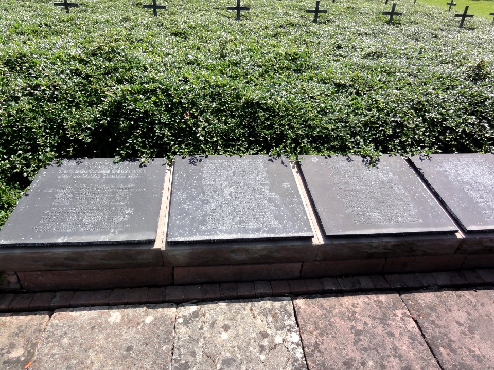Origny-Sainte-Benoite (Aisne) cimetière allemand 05