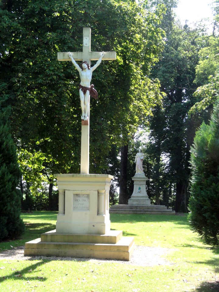 Origny-Sainte-Benoite (Aisne) croix de chemin et stautue square Ste Benoite