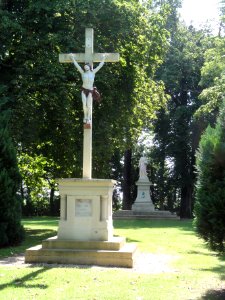 Origny-Sainte-Benoite (Aisne) croix de chemin et stautue square Ste Benoite