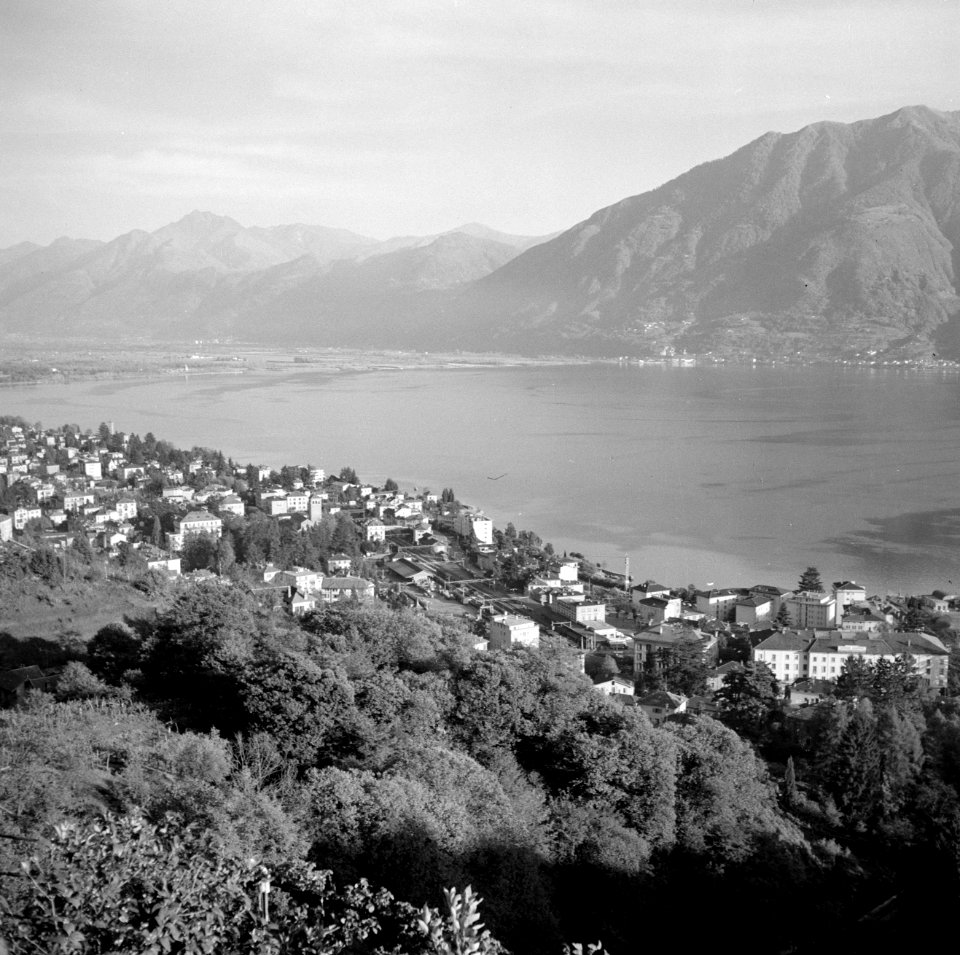 Orselina Uitzicht op de stad Locarno en het meer, Bestanddeelnr 254-4868