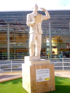 Orihuela - Monuento a Miguel Hernández frente a la Estación