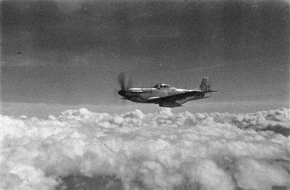 Opname vanuit vliegtuig. Curtiss P-51 Mustang met haaienbek, Bestanddeelnr 7491