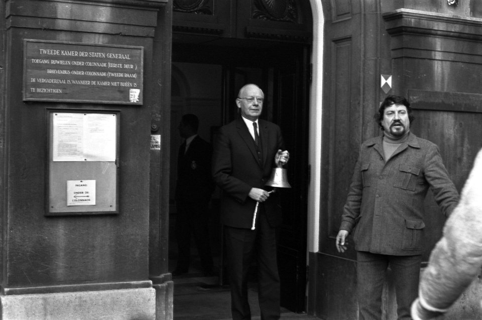 Opname voor Farce Majeur op Binnenhof, kamervoorzitter Vondeling met bel, Bestanddeelnr 926-1151