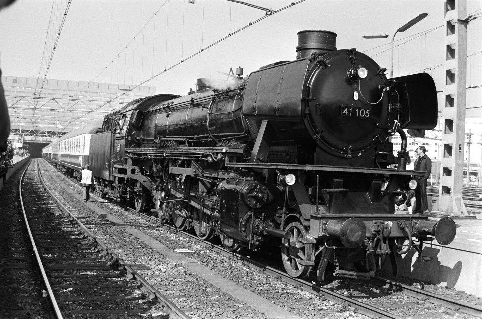 Orient Express met oude locomotief op CS te Den Haag, Bestanddeelnr 932-0701