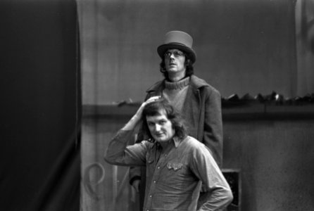 Opname voor TV-programma Gat van Nederland, Kees van Kooten (met hoed) en Wim de, Bestanddeelnr 926-1179
