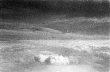 Opname vanuit vliegtuig Wolkendek met Curtiss P-51 Mustang, Bestanddeelnr 7497