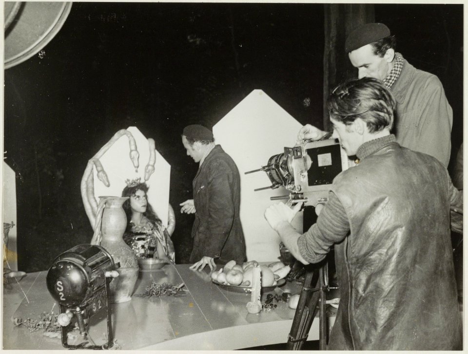 Opname voor de film Myrthe en de Demonen in huis Te Manpad. Regisseur P.B. Schreiber vertelt prinses Tuuk, wat er voor de volgende scene van haar verlangd wordt. Cameraman Bert Haanstra (2, NL-HlmNHA 54010285