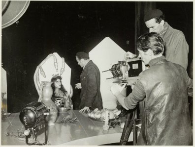 Opname voor de film Myrthe en de Demonen in huis Te Manpad. Regisseur P.B. Schreiber vertelt prinses Tuuk, wat er voor de volgende scene van haar verlangd wordt. Cameraman Bert Haanstra (2, NL-HlmNHA 54010285