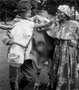 Opnamen FF-tentoonstelling te Enschede. Tete a tete tussen een Surinaamse schone, Bestanddeelnr 904-7344