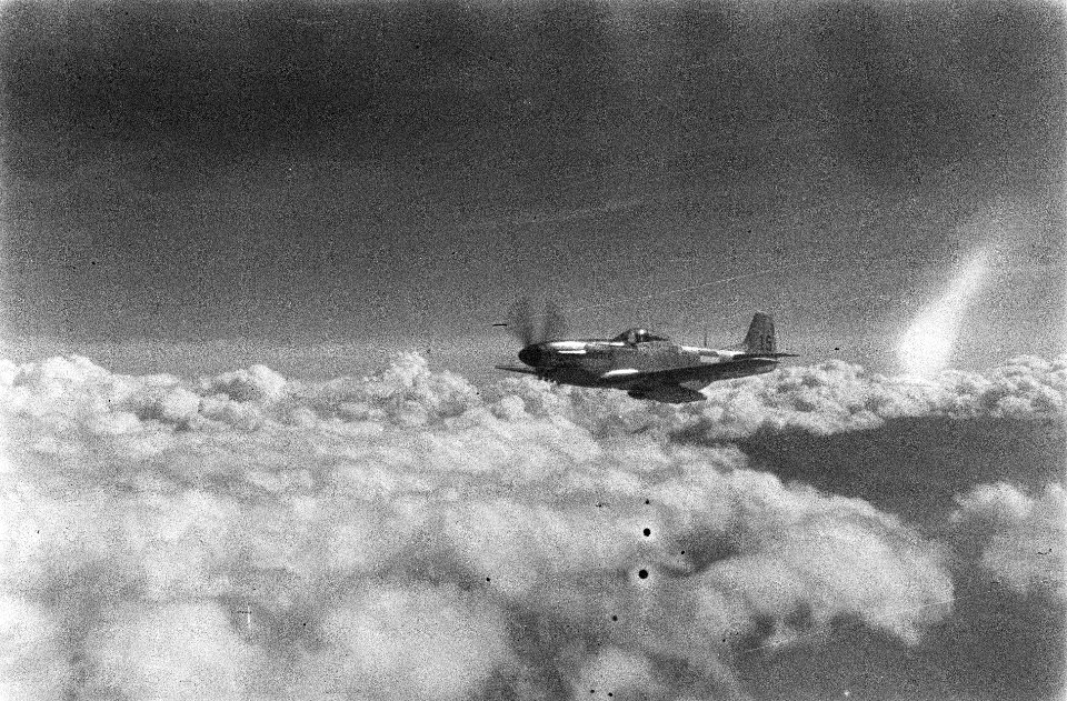 Opname vanuit vliegtuig. Curtiss P-51 Mustang met haaienbek, Bestanddeelnr 7490