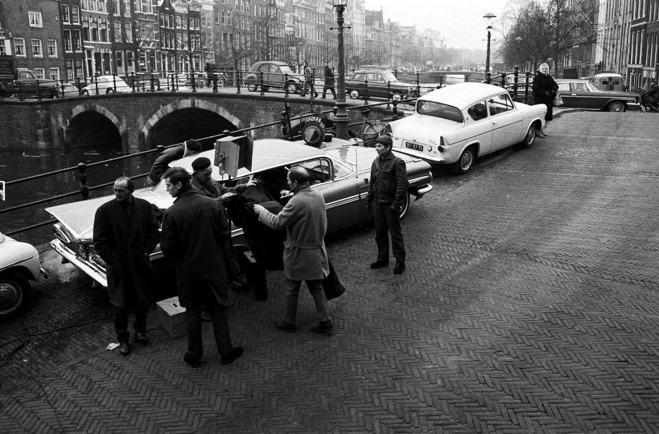 Opnamen in Amsterdam voor de film De wereld wil bedrogen worden (Le Plus bell, Bestanddeelnr 914-9552