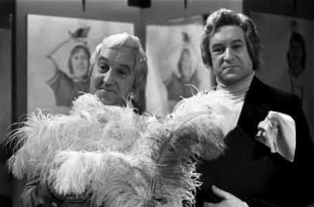 Opname voor TV-show Mounties, met Piet Bambergen (l) en René van Vooren, Bestanddeelnr 926-1183