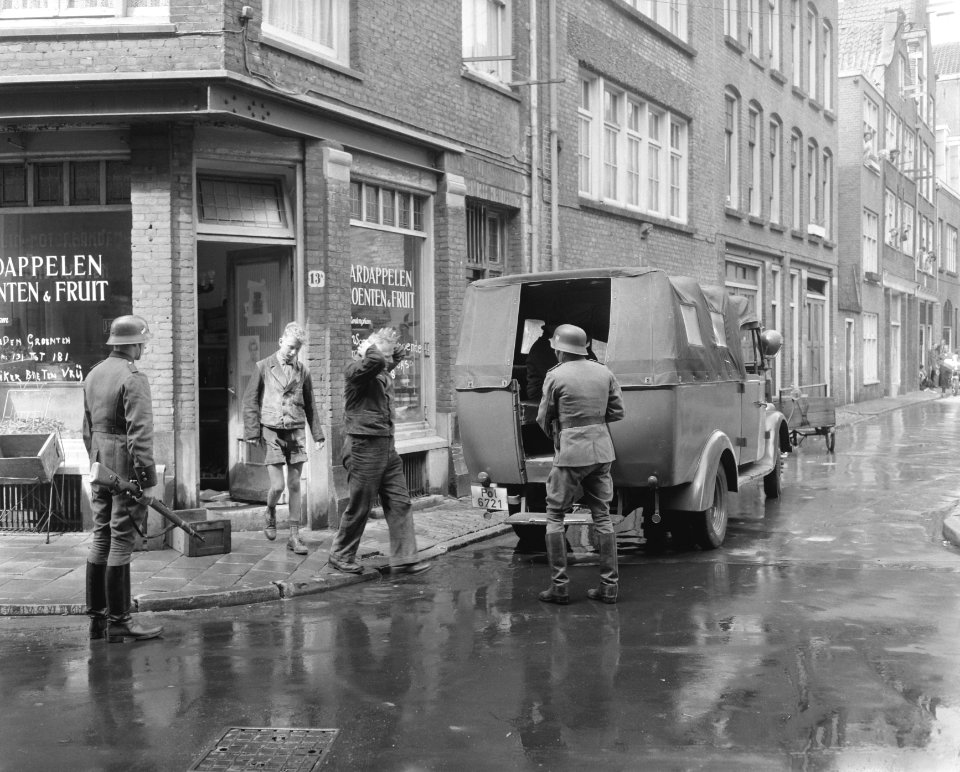 Opnamen voor de Anne Frankfilm in de Staalstraat te Amsterdam, scene waarin de g, Bestanddeelnr 909-7465