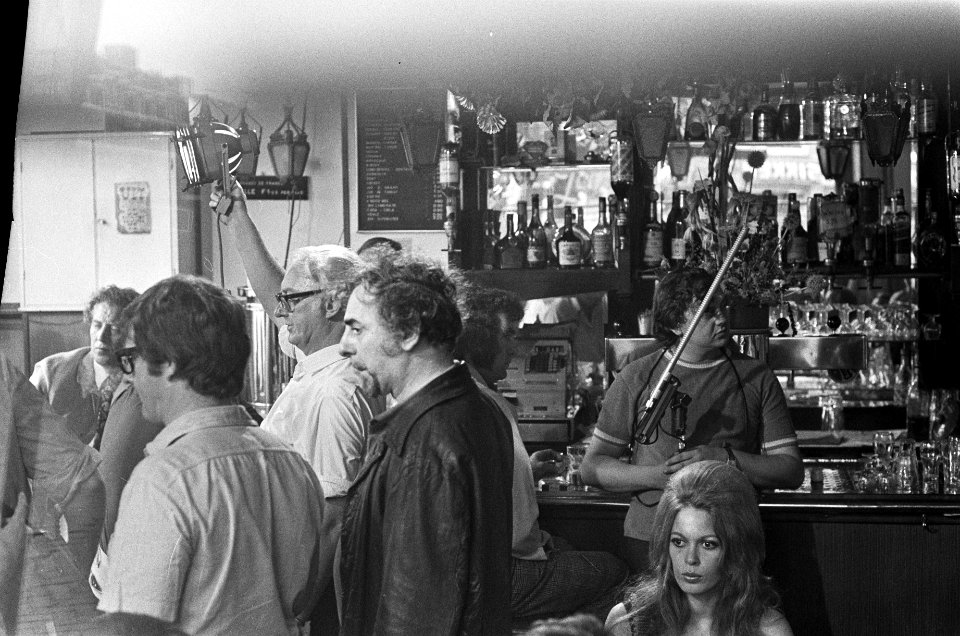 Opnamen voor Engelse TV-serie Comm van der Valk in cafe Joop Heuvel te Amsterda, Bestanddeelnr 925-7955