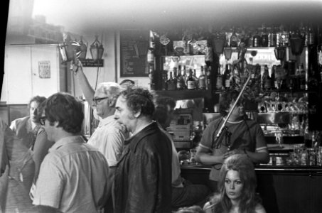 Opnamen voor Engelse TV-serie Comm van der Valk in cafe Joop Heuvel te Amsterda, Bestanddeelnr 925-7955