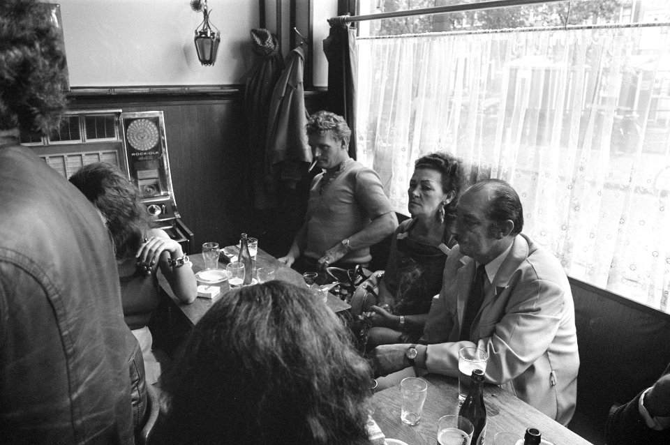 Opnamen voor Engelse TV-serie Comm van der Valk in cafe Joop Heuvel te Amsterda, Bestanddeelnr 925-7954