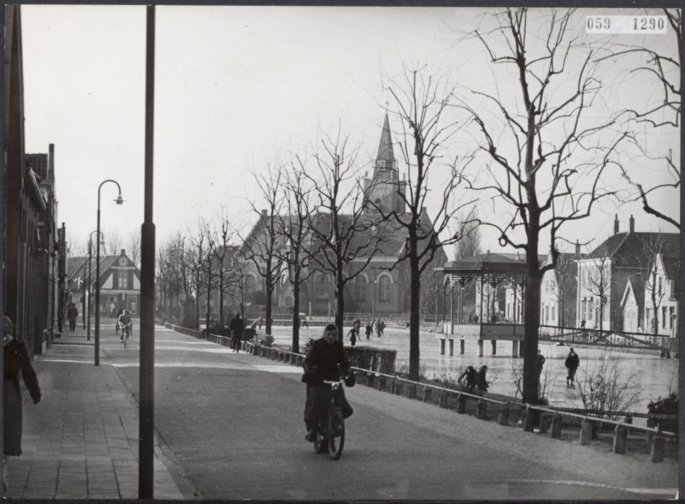 Opnamen van door de watersnood 1953 getroffen plaatsen toen en 1 jaar later. 's-, Bestanddeelnr 059-1290