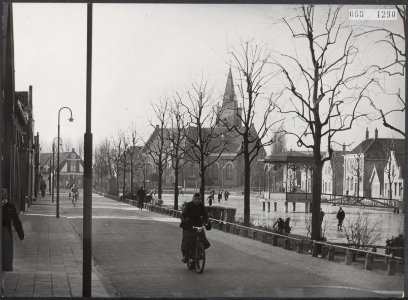 Opnamen van door de watersnood 1953 getroffen plaatsen toen en 1 jaar later. 's-, Bestanddeelnr 059-1290