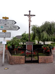 Origny-en-Thiérache (Aisne) croix de chemin