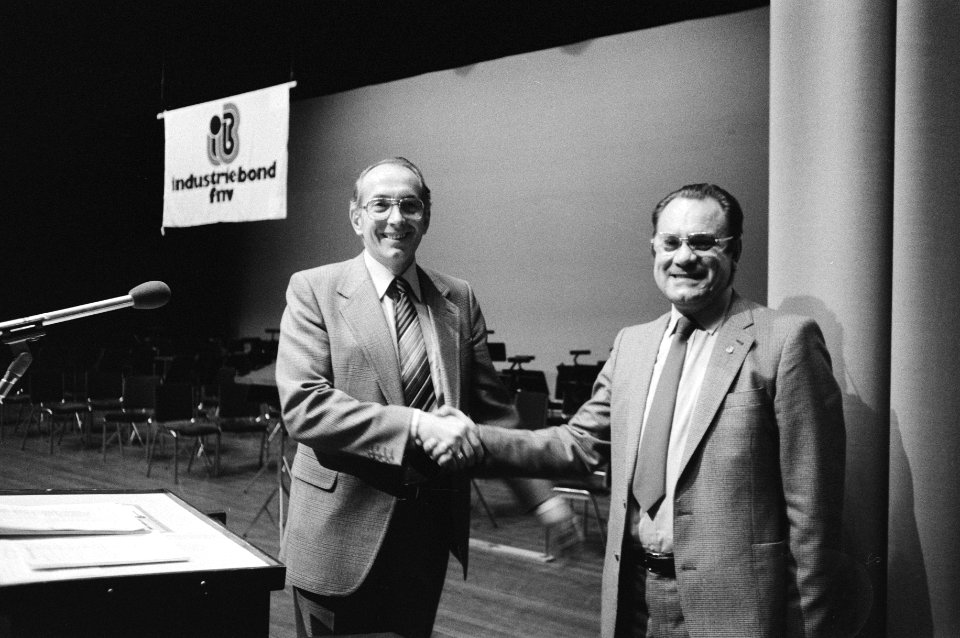 Oprichtingsvergadering Industriebond FNV in Utrecht, Arie Groenevelt (l) schudt , Bestanddeelnr 931-2103