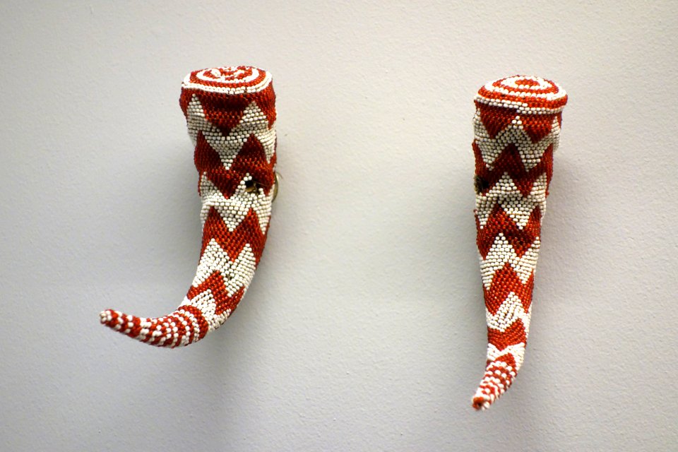 Ornaments, cattle horns with beads - Burundi - Royal Museum for Central Africa - DSC06925