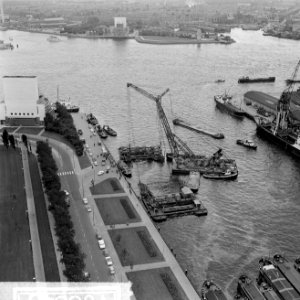 Oponthoud voor metrobouwers te Rotterdam, de brug in de Parkhaven begeeft het en, Bestanddeelnr 916-8849