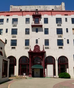 Oroville Inn center from courtyard entrance 1