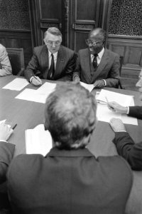 Oprichting African European Institute J. N. Scholten (l) en D. Mutasa (voorzit, Bestanddeelnr 934-1732