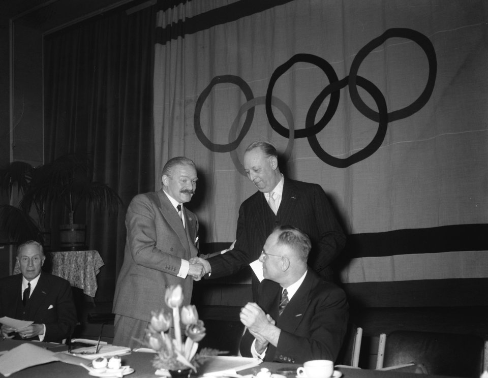 Oprichting van de Nederlandse Sportfederatie te Amsterdam, vlnr mr Linthors, Bestanddeelnr 910-1154