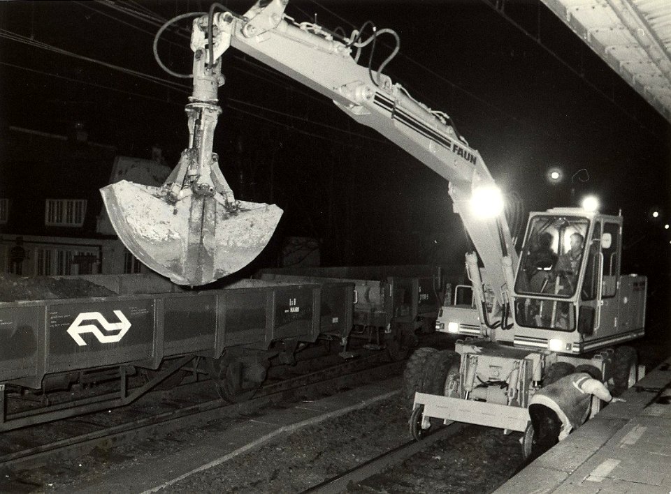 Opknapbeurt Station maartapril 1984. Geschonken in 1986 door United Photos de Boer bv, NL-HlmNHA 54021132