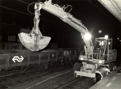 Opknapbeurt Station maartapril 1984. Geschonken in 1986 door United Photos de Boer bv, NL-HlmNHA 54021132