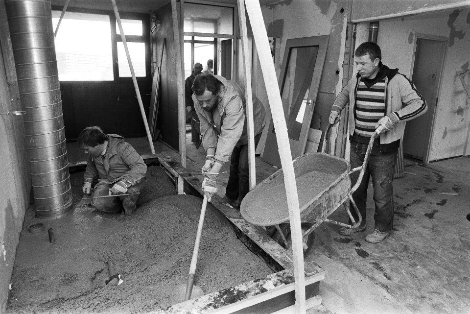 Opknapbeurt flat Gliphoeve in Amsterdam Bijlmermeer splitsing grote flat voor , Bestanddeelnr 932-8892