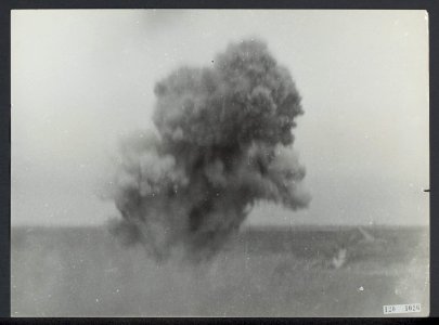 Opruimen van landmijnen bij Hoek van Holland. Een mijn wordt opgeblazen, Bestanddeelnr 120-1026