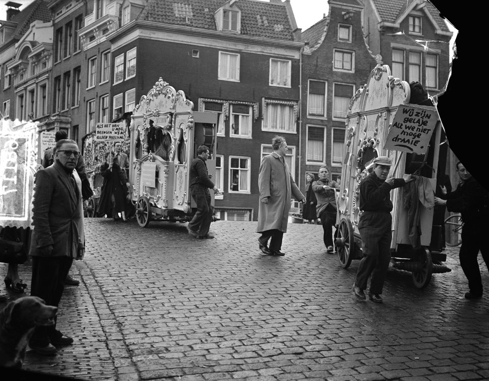 Opnamen nieuwe film Willem Parel met draaiorgerls Amsterdam, Bestanddeelnr 906-8117