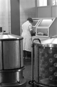 Opnamen in het Centraal laboratorium van de Bloedtransfusiedienst van het Nederl, Bestanddeelnr 910-6261