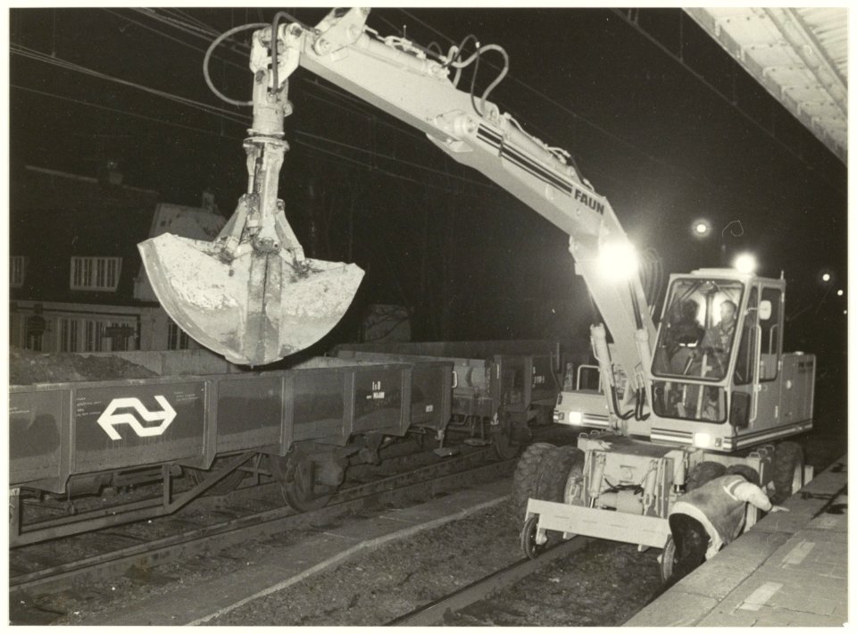 Opknapbeurt station Haarlem, spoorvernieuwing. NL-HlmNHA 54021132