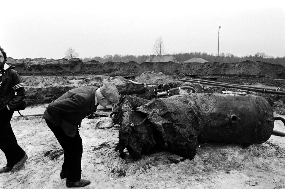 Opruiming van de 9 V-1 's in het Gelderse dorp Harfsen verloopt voorspoedig, boe, Bestanddeelnr 931-4094