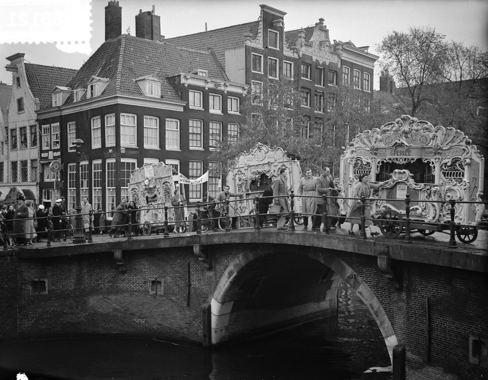 Opnamen nieuwe film Willem Parel met draaiorgerls Amsterdam, Bestanddeelnr 906-8121