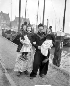 Opnamen in Volendam (familie) kinderspel, Bestanddeelnr 906-1861