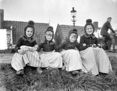 Opnamen in Volendam (familie) kinderspel, Bestanddeelnr 906-1860