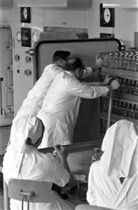 Opnamen in het Centraal laboratorium van de Bloedtransfusiedienst van het Nederl, Bestanddeelnr 910-6260