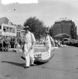 Opnamen kaasmarkt Alkmaar met gebouw NCZ, Bestanddeelnr 907-2932