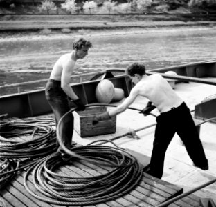 Oprollen de sleeptrossen van de Damco 9 met v.l.n.r. Arthur en Otto, vermoedeli…, Bestanddeelnr 254-1397